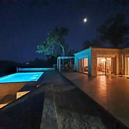 Villa Villasleeps10-garden-freeparking-pool-ac