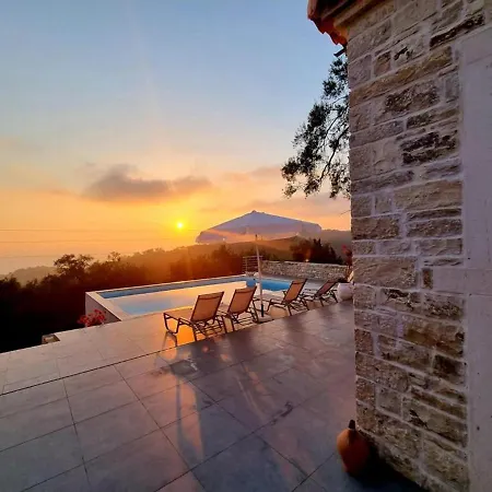 Villasleeps10-garden-freeparking-pool-ac