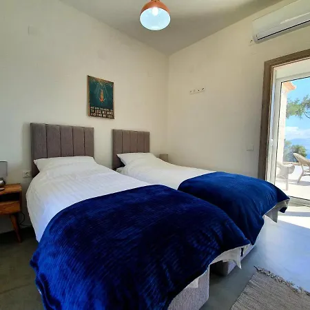 Villa Villasleeps10-garden-freeparking-pool-ac *